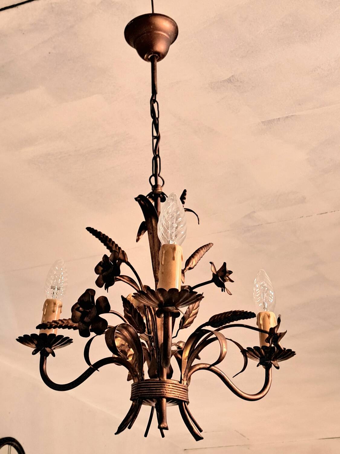 Chandelier with ears of wheat and flowers in gilded metal