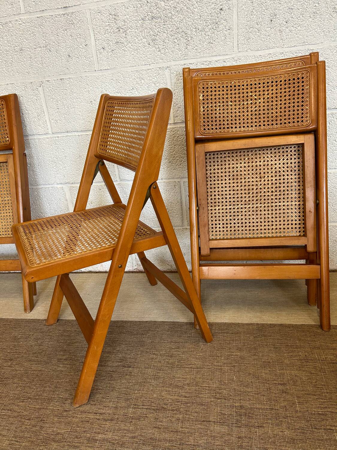 Quatre chaises pliantes cannées 1970
