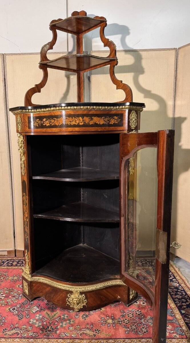 Encoignure galbée style Louis XIV en bois de rose et marquéterie