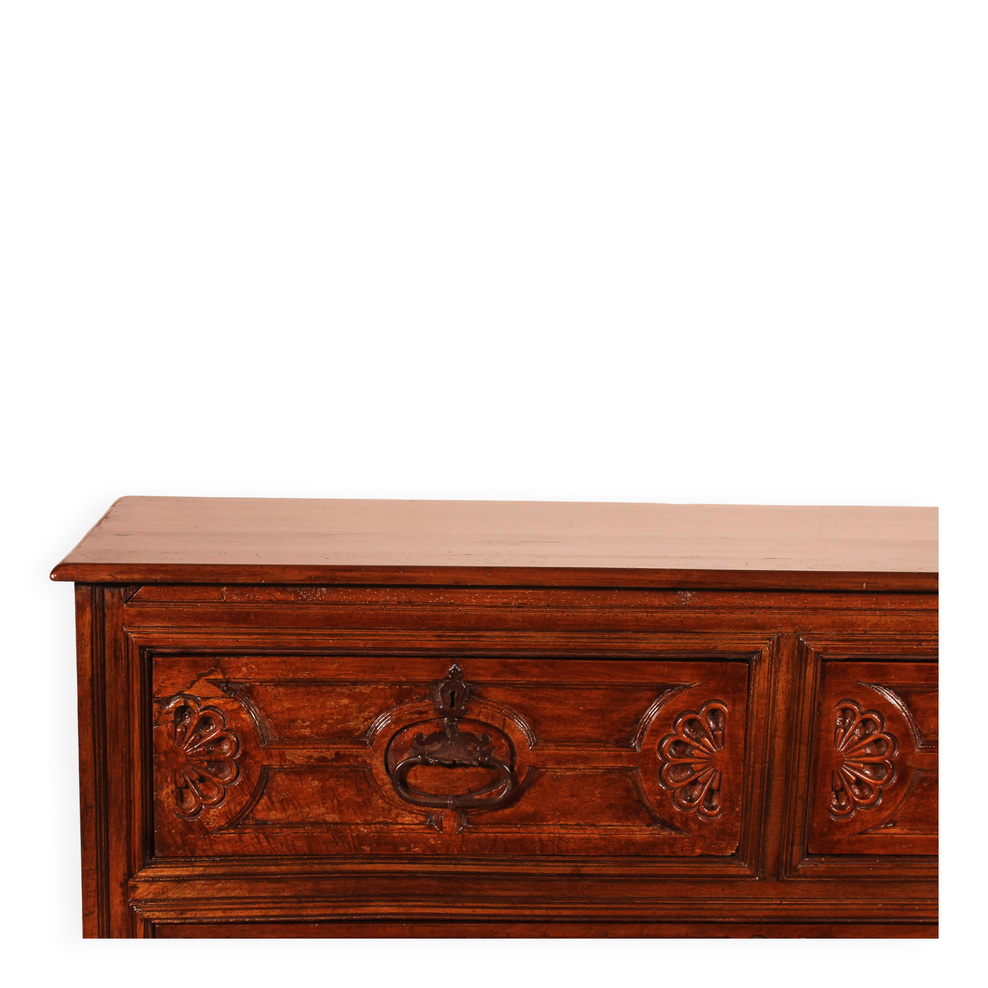 Meuble De Sacristie Renaissance Espagnol En Noyer Circa 1600