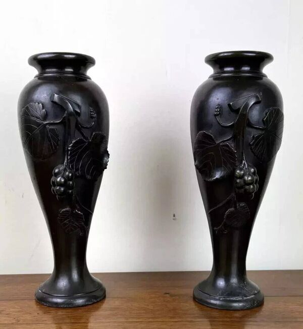 Paire de vases en bronze à patine noire