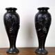 Paire de vases en bronze à patine noire