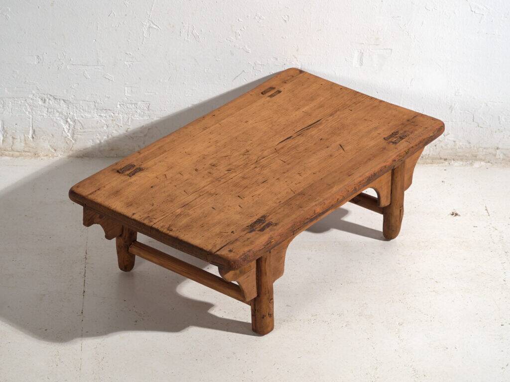 Table basse ancienne en bois de pin – Chine, circa 1930