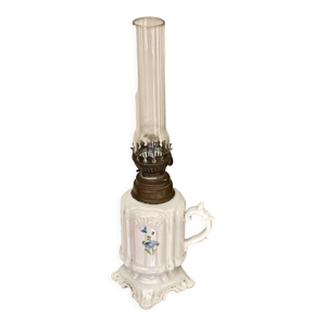 Lampe à pétrole ancienne en porcelaine
