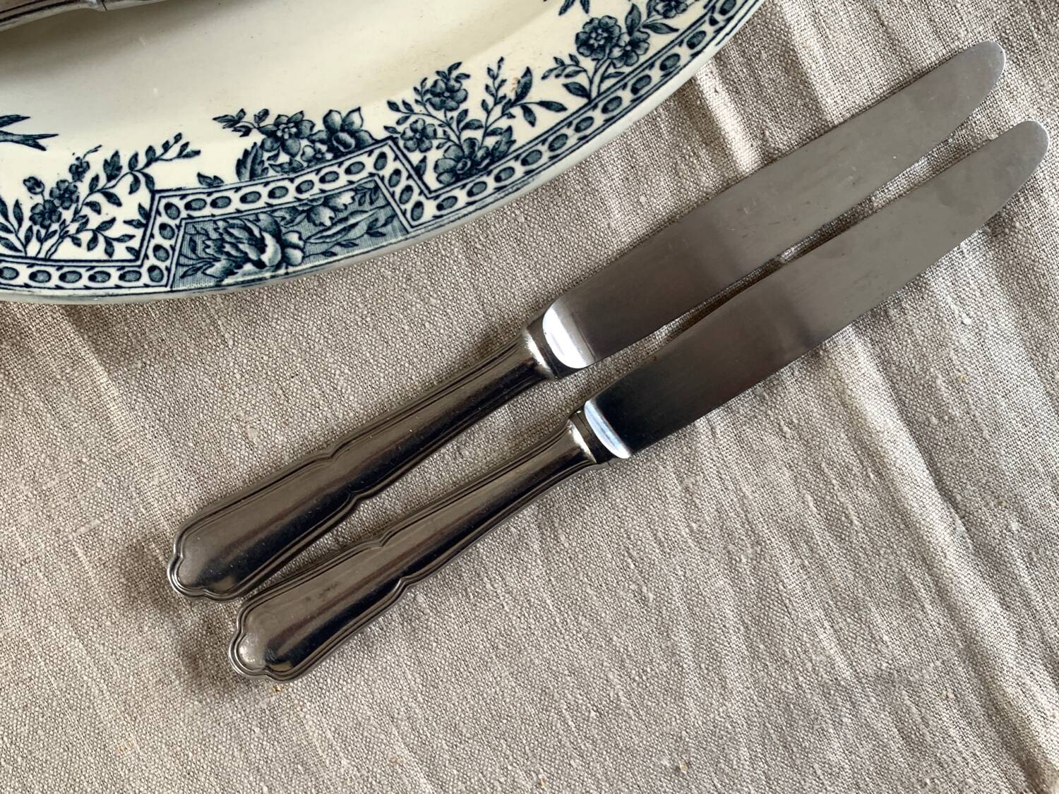 12 antique knives in their box