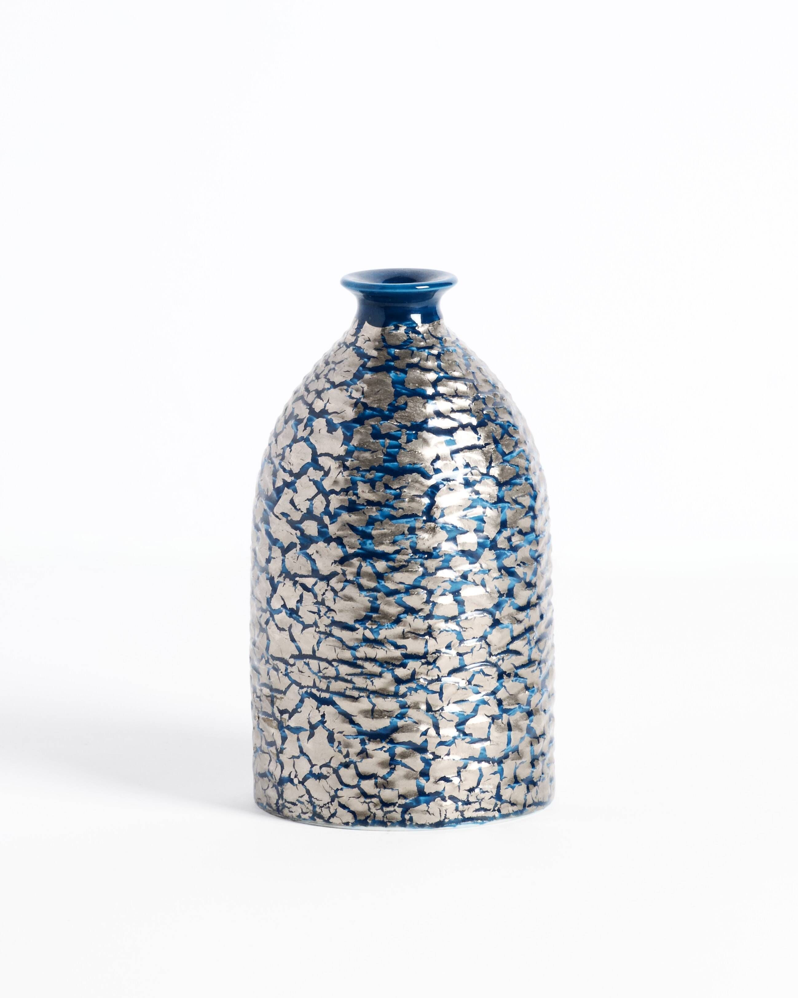 Porcelain vase by Fujii Shumei, 藤井朱明 (1936-2017)