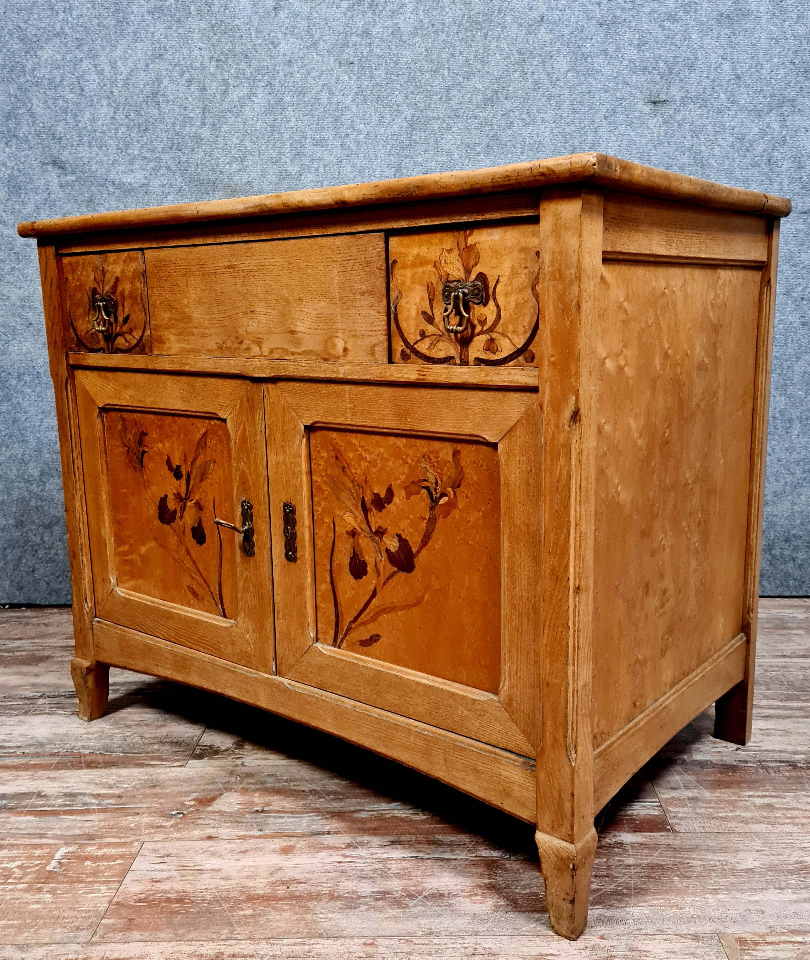 School of Nancy: Art Nouveau period chest of drawers in light wood marquetry and noble woods