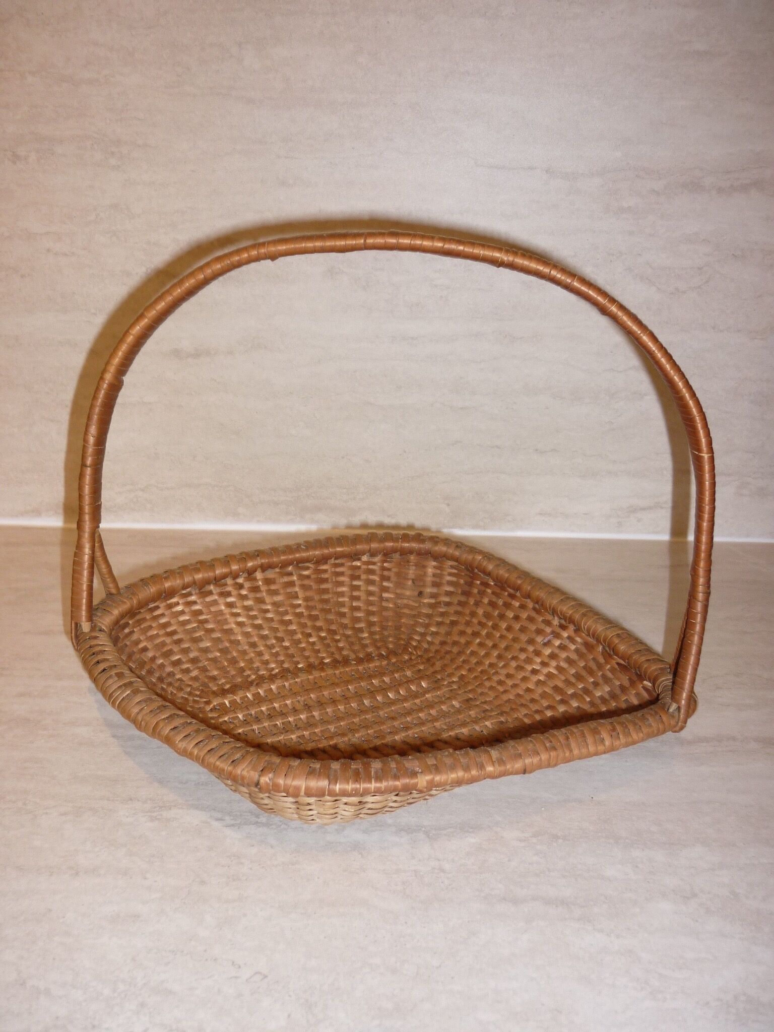 Flat diamond-shaped rattan basket with handle