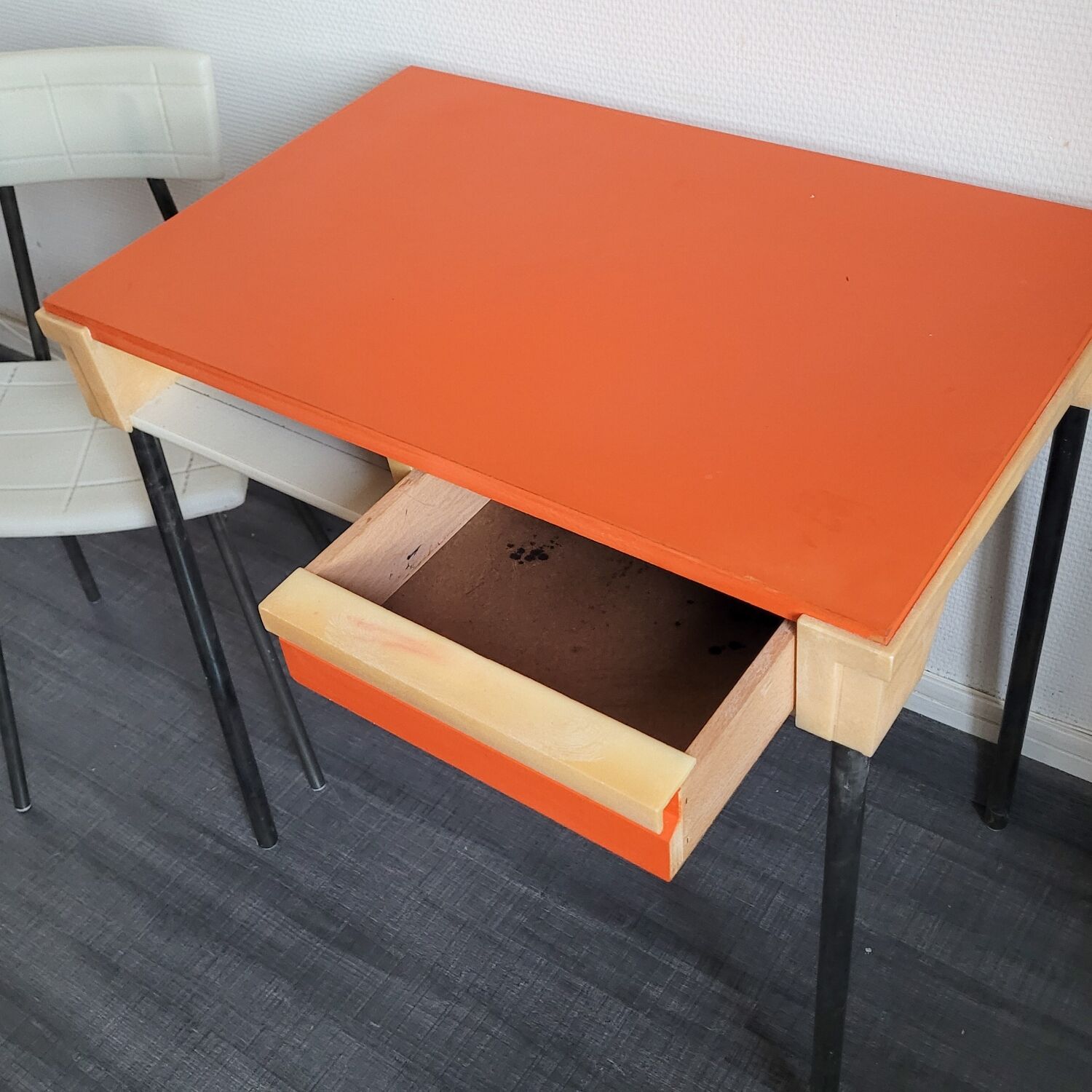 Bureau enfant orange avec chaise 70s