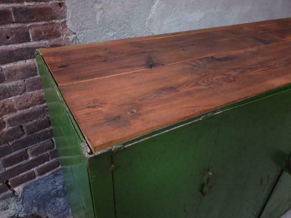 Comptoir industriel en acier vert