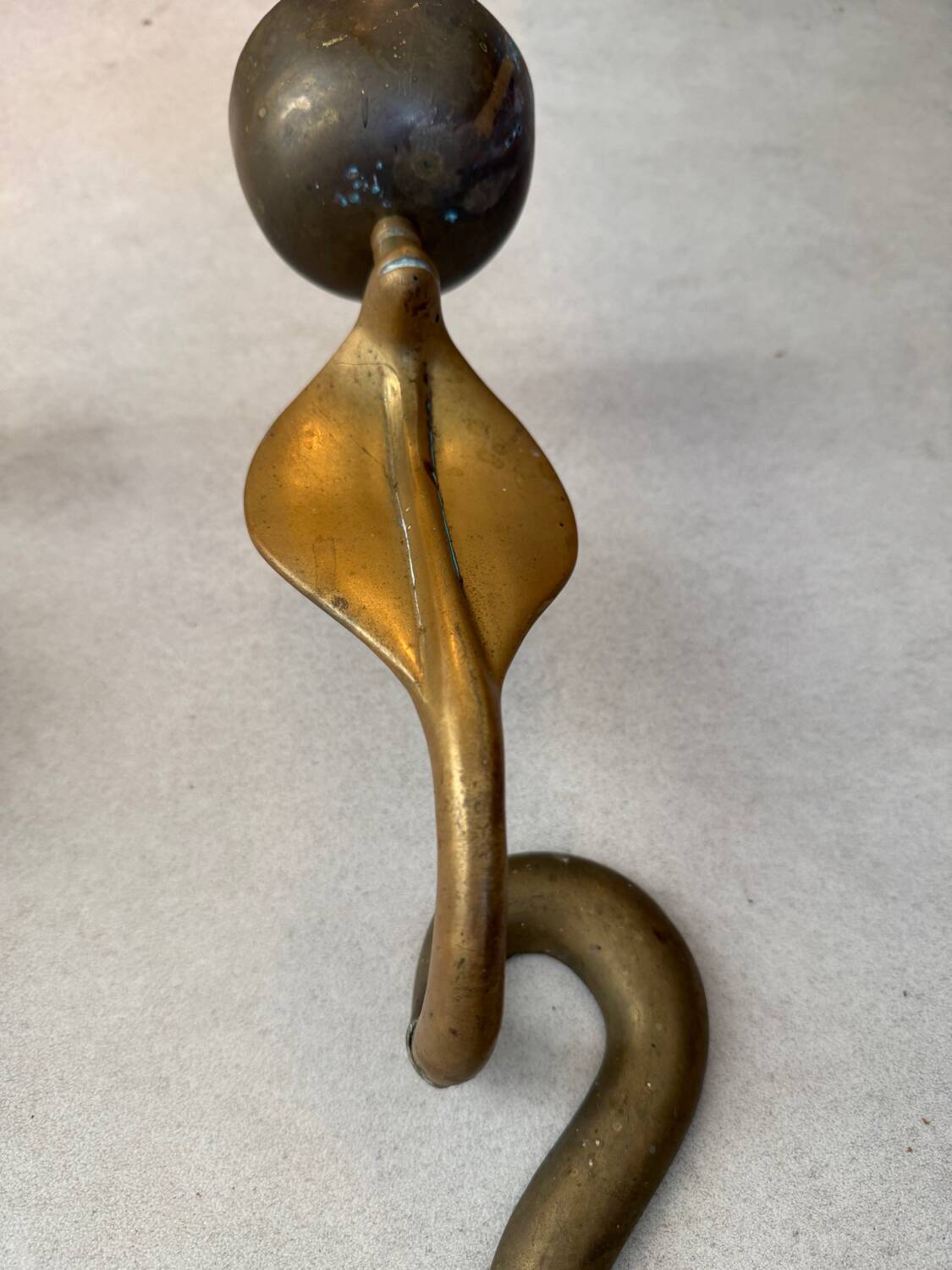 Série de 4 grands bougeoirs serpents sculpturaux en laiton patiné – an