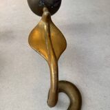 Série de 4 grands bougeoirs serpents sculpturaux en laiton patiné – an