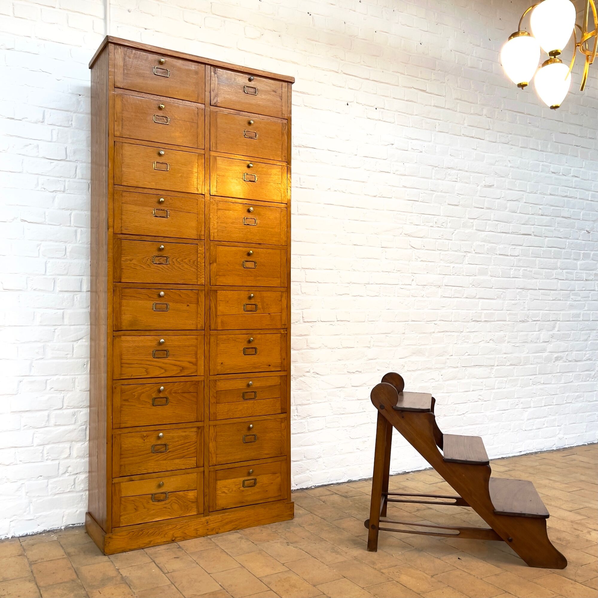 Ancien meuble de notaire en chêne des années 30
