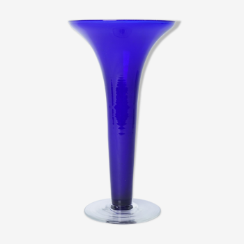 Vase en verre bleu avec pied transparent