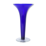 Vase en verre bleu avec pied transparent
