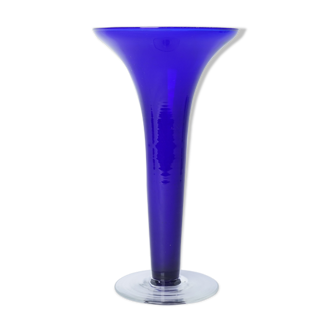 Vase en verre bleu avec pied transparent