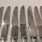 12 silver-plated table knives, Christofle goldsmith ribbons