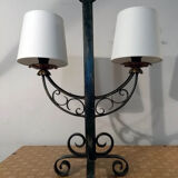 Lampe à poser, fer forgé patiné, années 50.