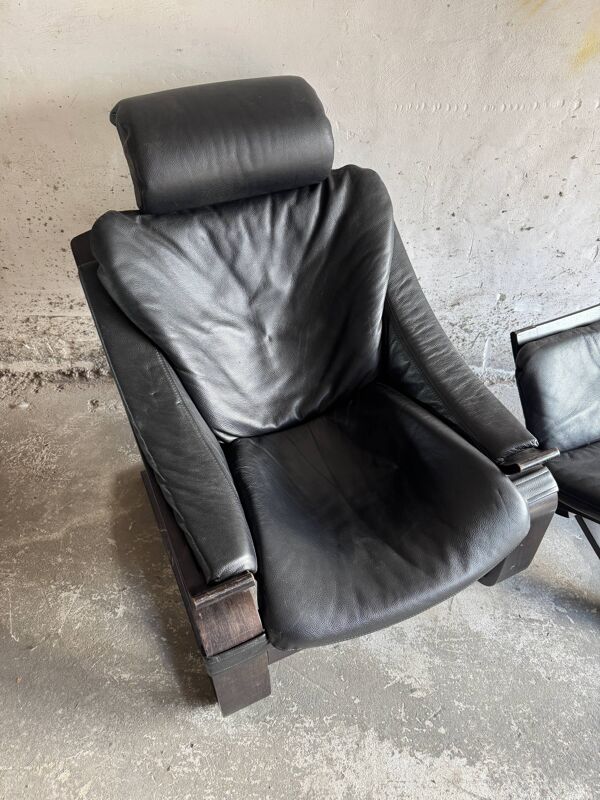 Fauteuil vintage scandinave en cuir noir avec repose-pieds — Structure en bois massif foncé, style moderne du milieu du siècle