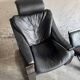 Fauteuil vintage scandinave en cuir noir avec repose-pieds — Structure en bois massif foncé, style moderne du milieu du siècle