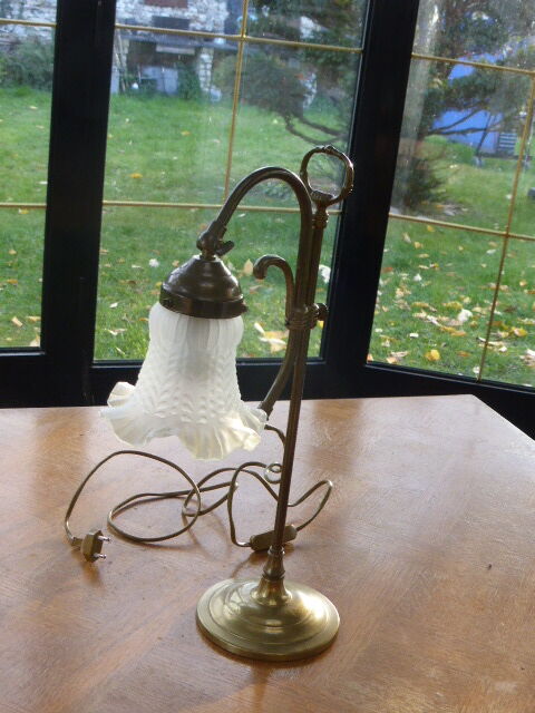 Reglable brass table lamp
