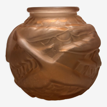 Vase boule style art déco rose en verre pressé moulé