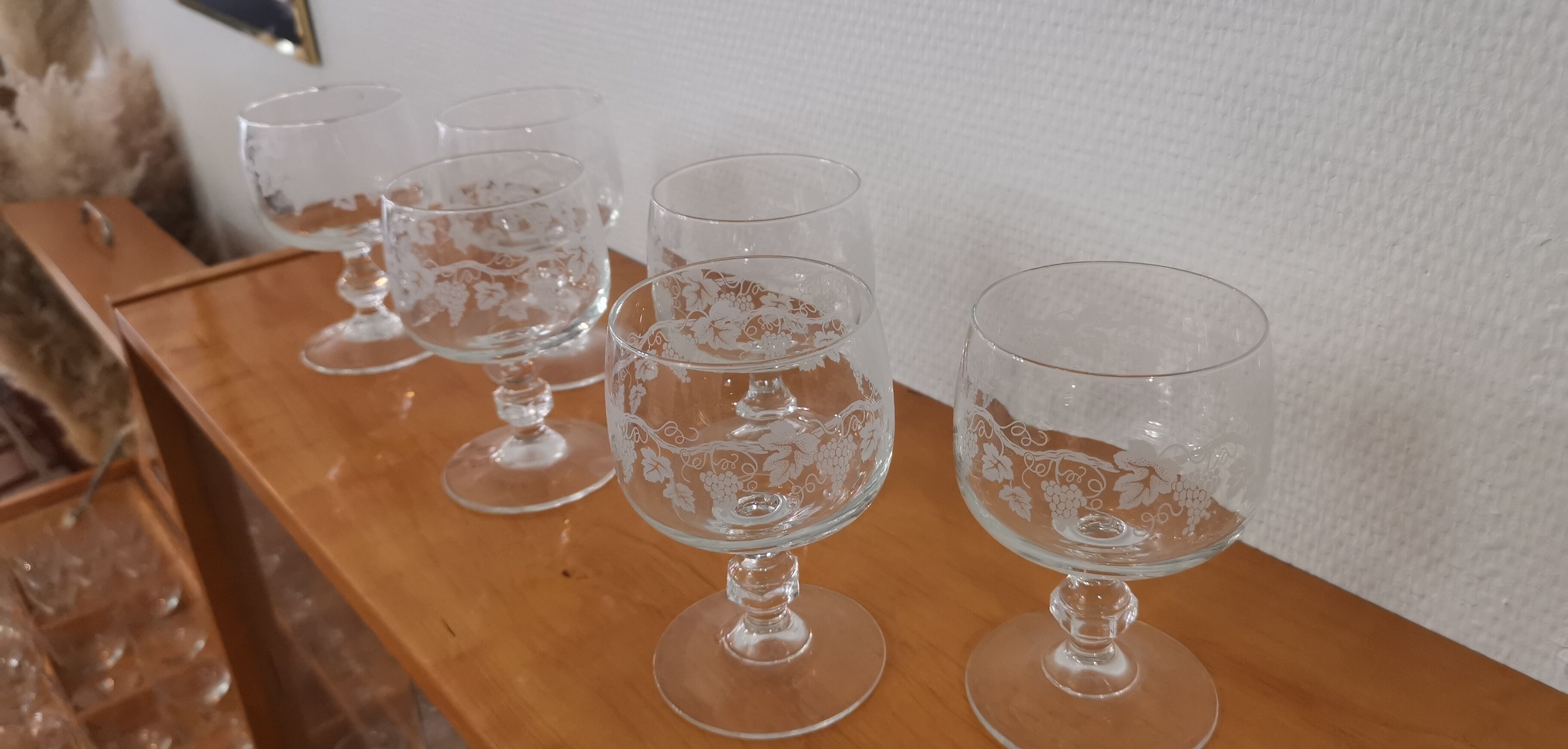 Set of 6 water glasses on feet, grape decoration and Luminarc vine shoot