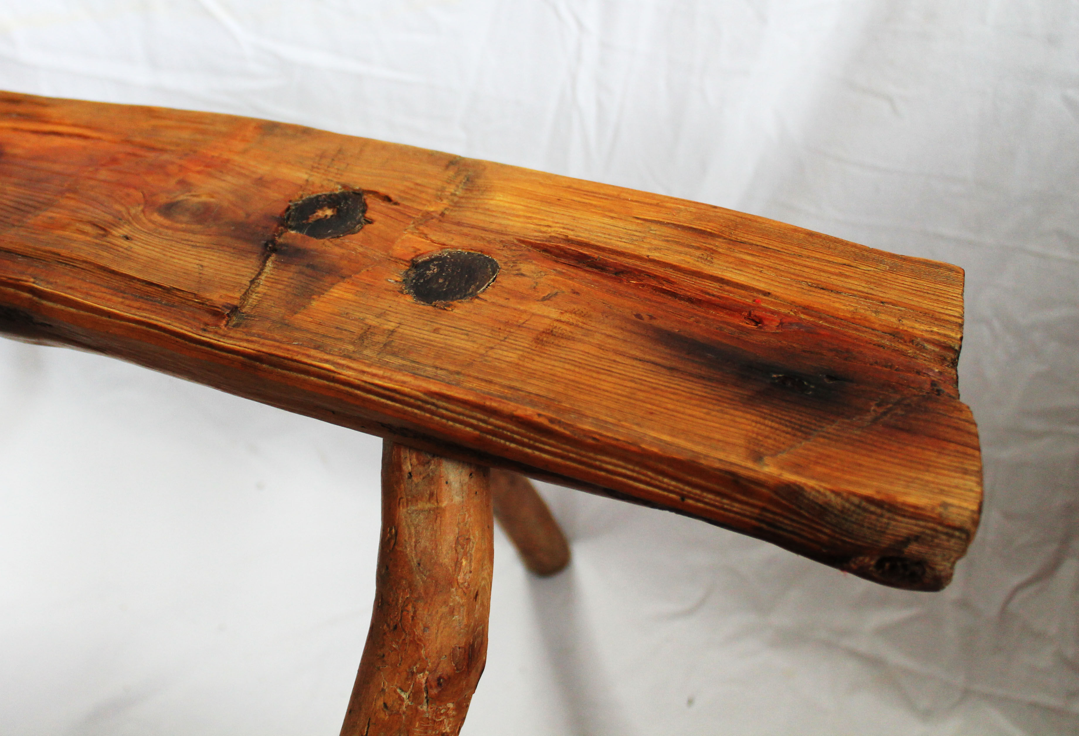 Banc brutaliste en bois d'arbre