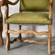 Fauteuils tapissés vert olive, cloutés