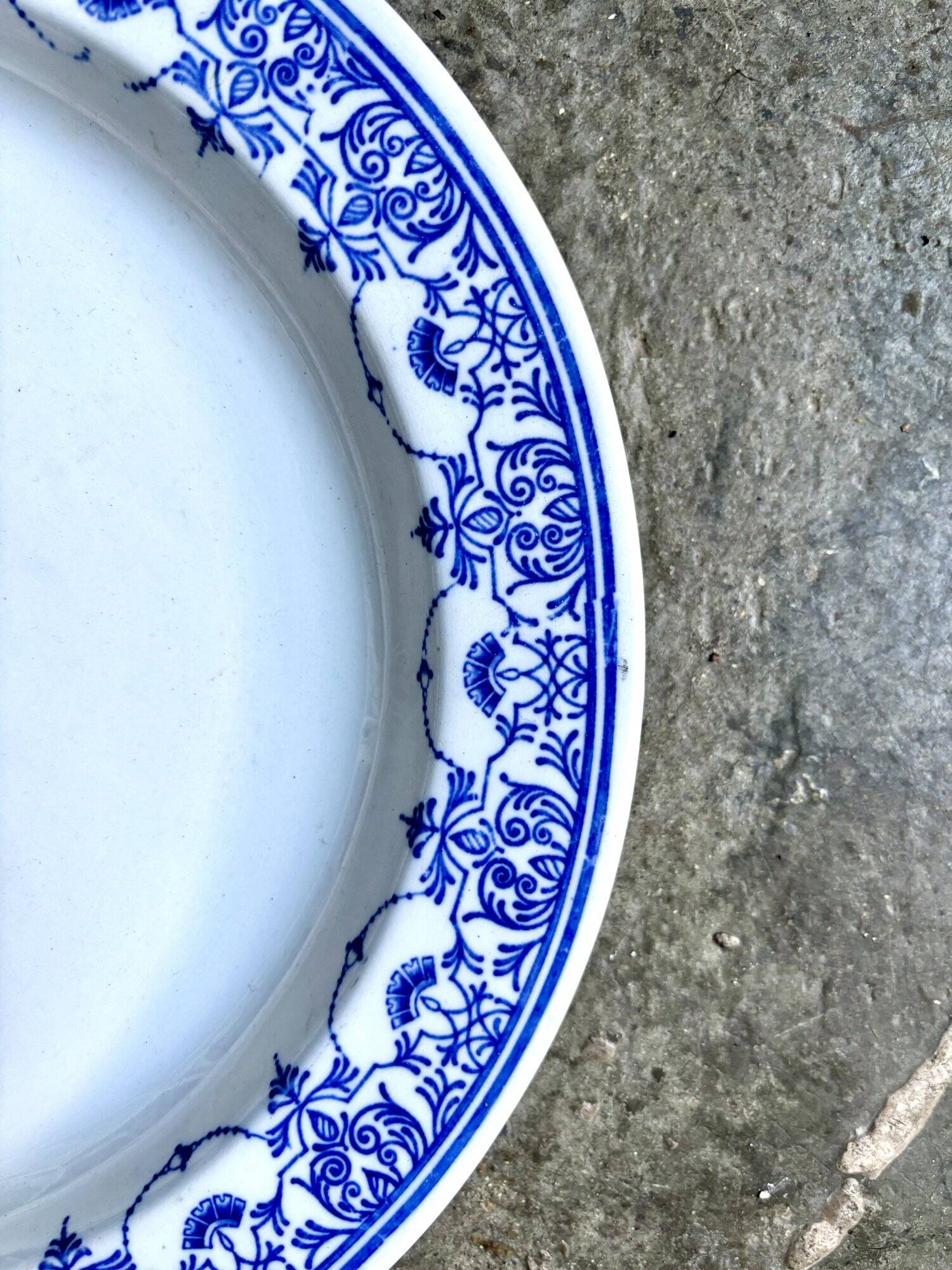 Round iron clay dish, “Drouot” service