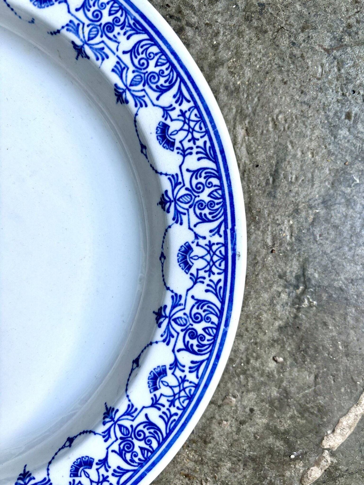Round iron clay dish, “Drouot” service