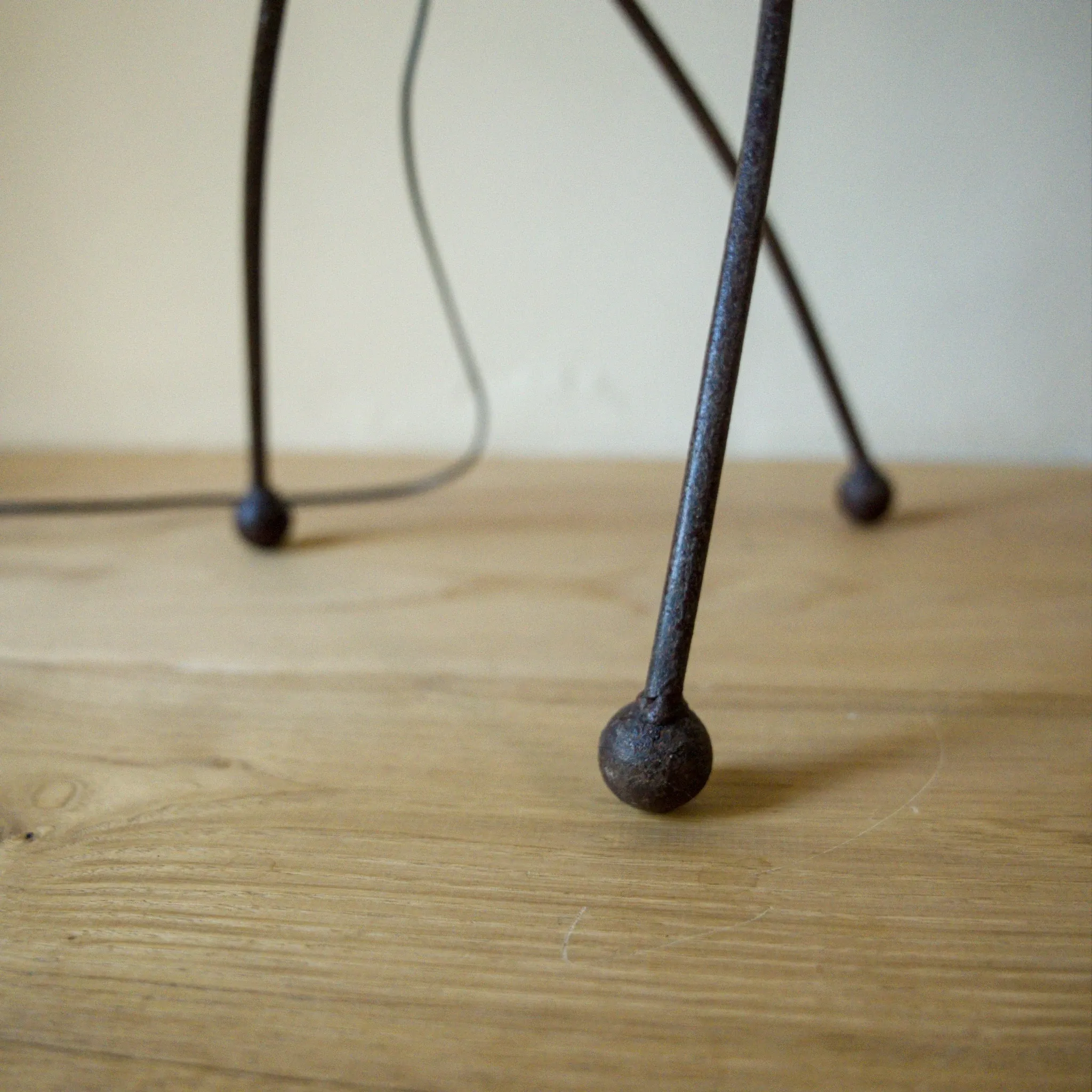 Sculptural tripod floor lamp in wrought iron, François Liguori
