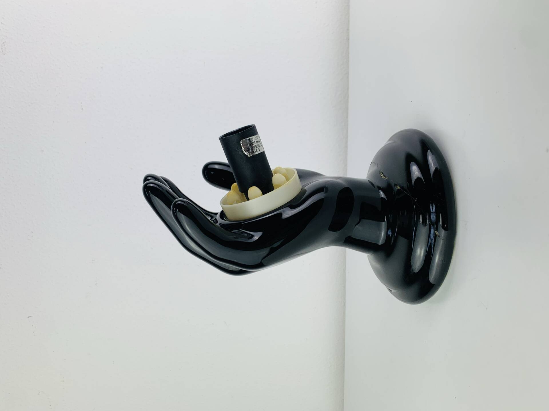 Applique main céramique noire années 60