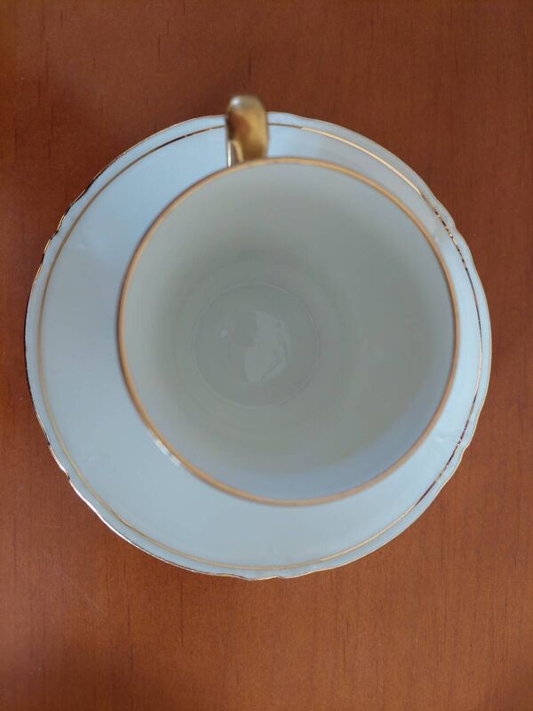 11 tasses et soucoupes Bernardaud Limoges blanches et dorées
