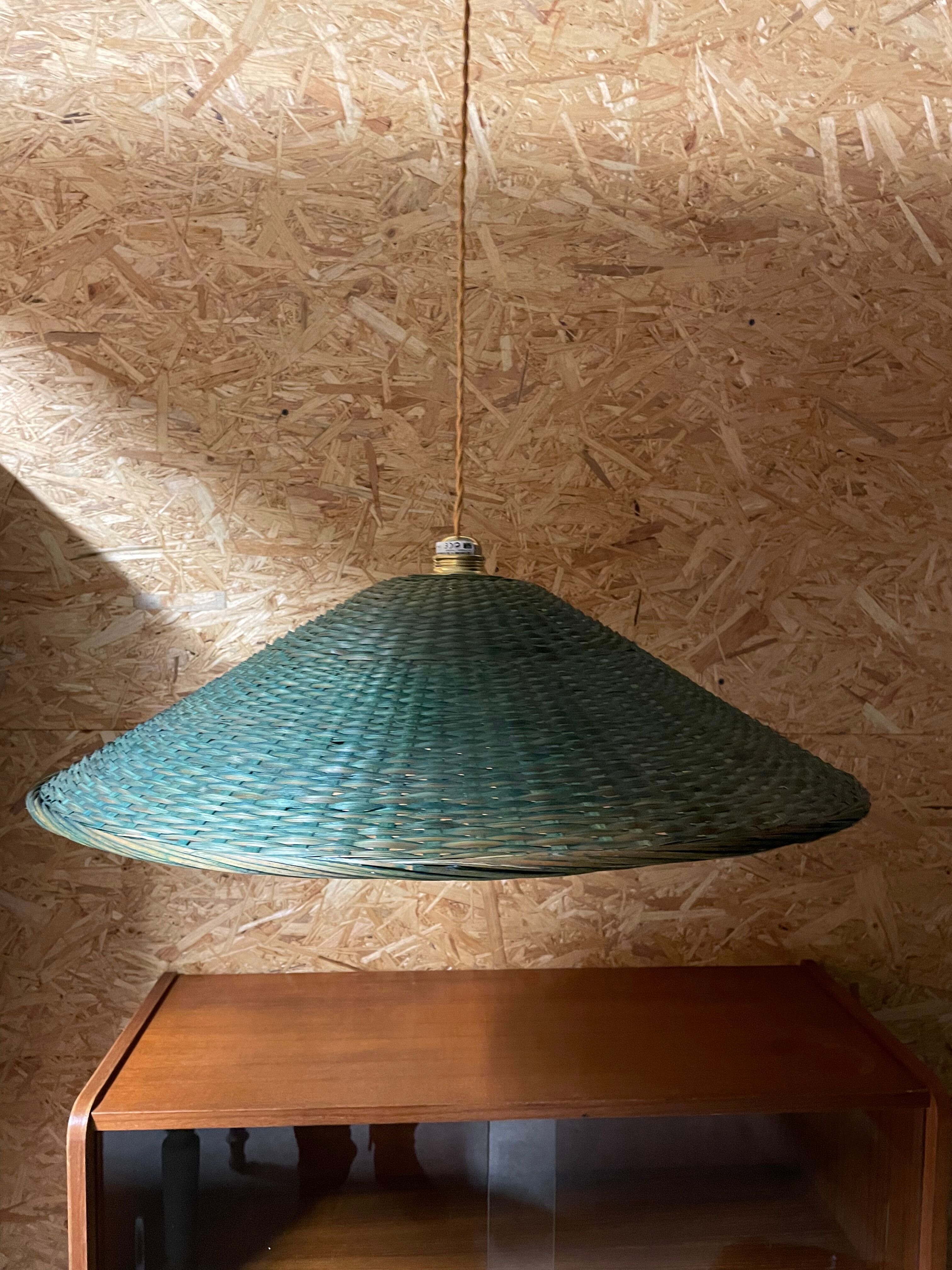 Suspension in green braided rattan