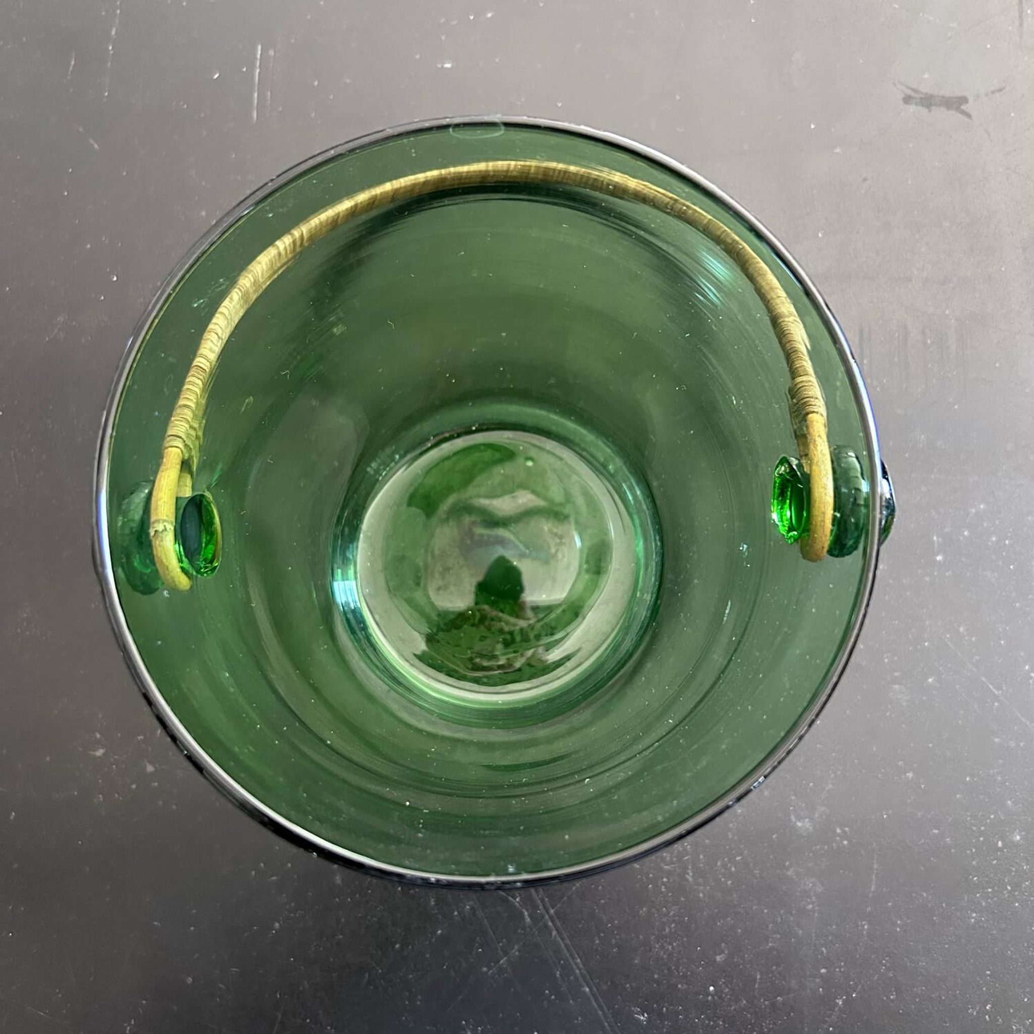 Seau à glace en verre vert et rotin