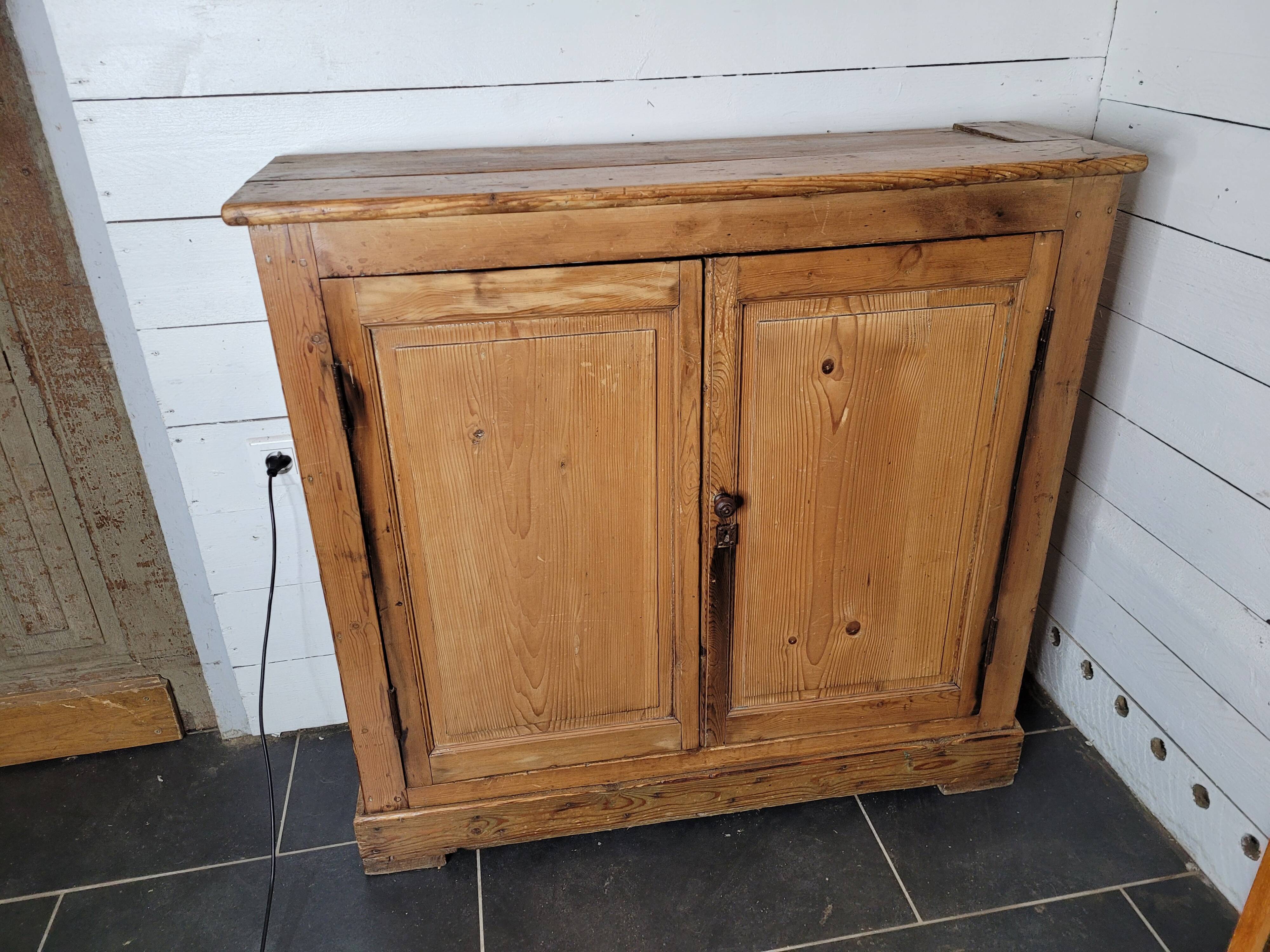 Old 2-door fir sideboard, 104×31cms