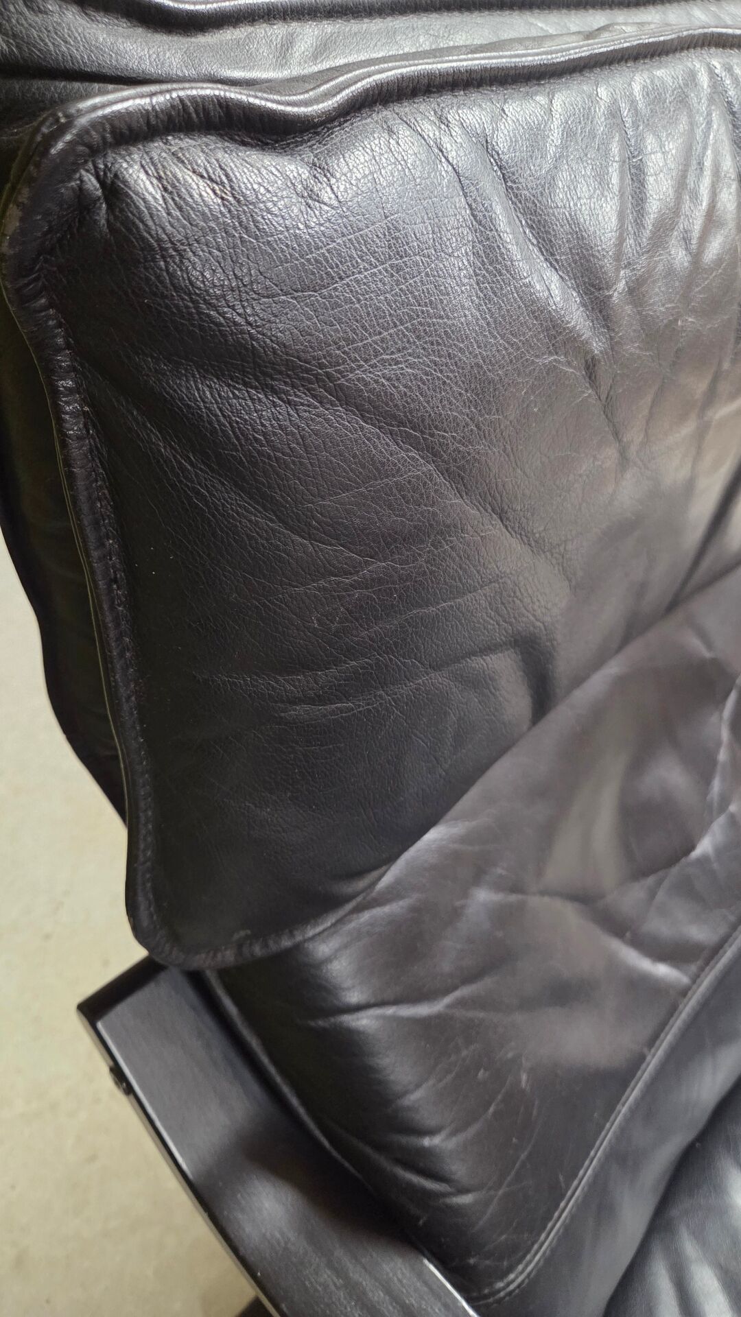 Fauteuil vintage IKEA années 1980 Cuir noir & ottoman