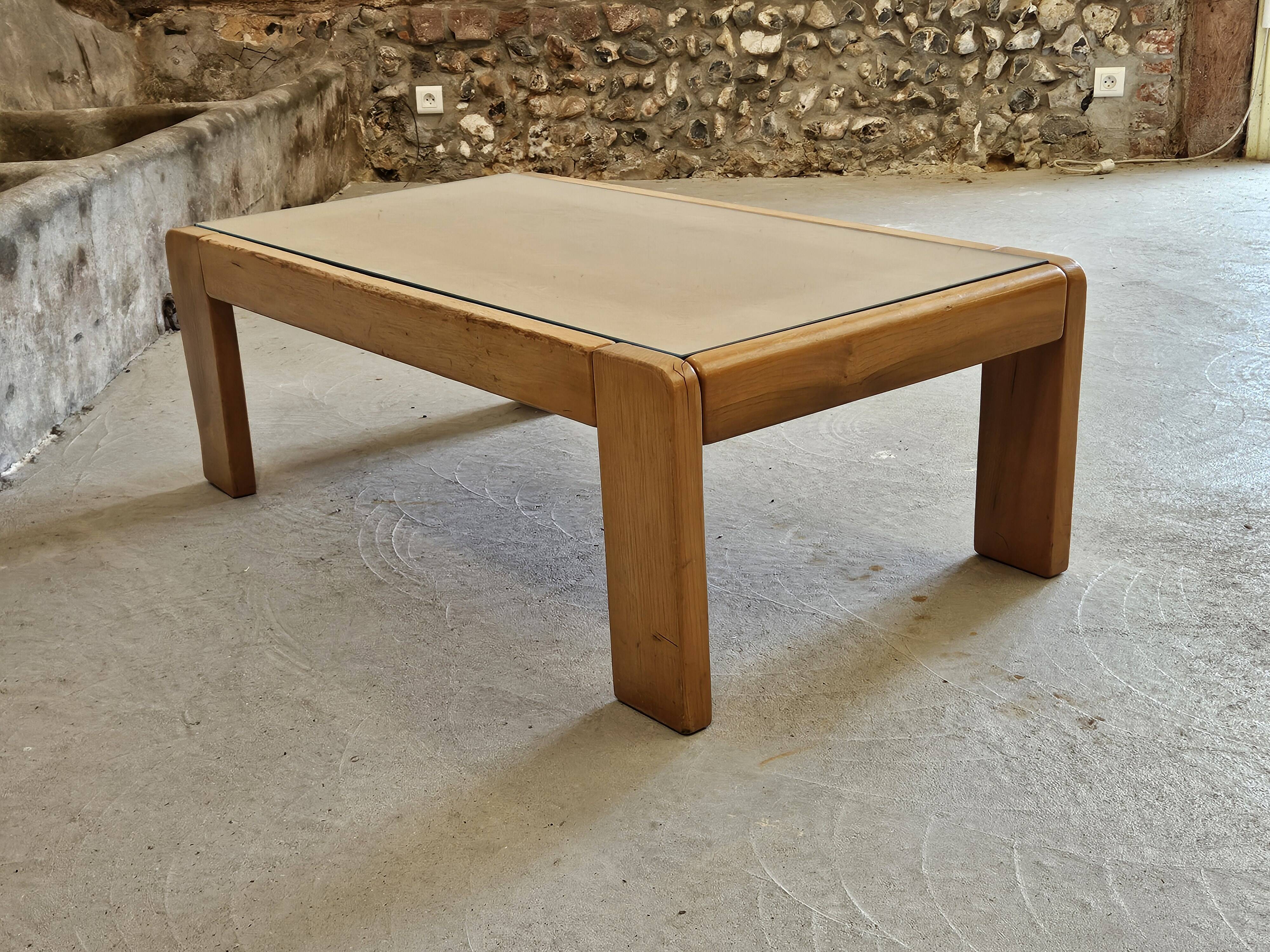 Designer coffee table 1970-1980 in kois elm and glass