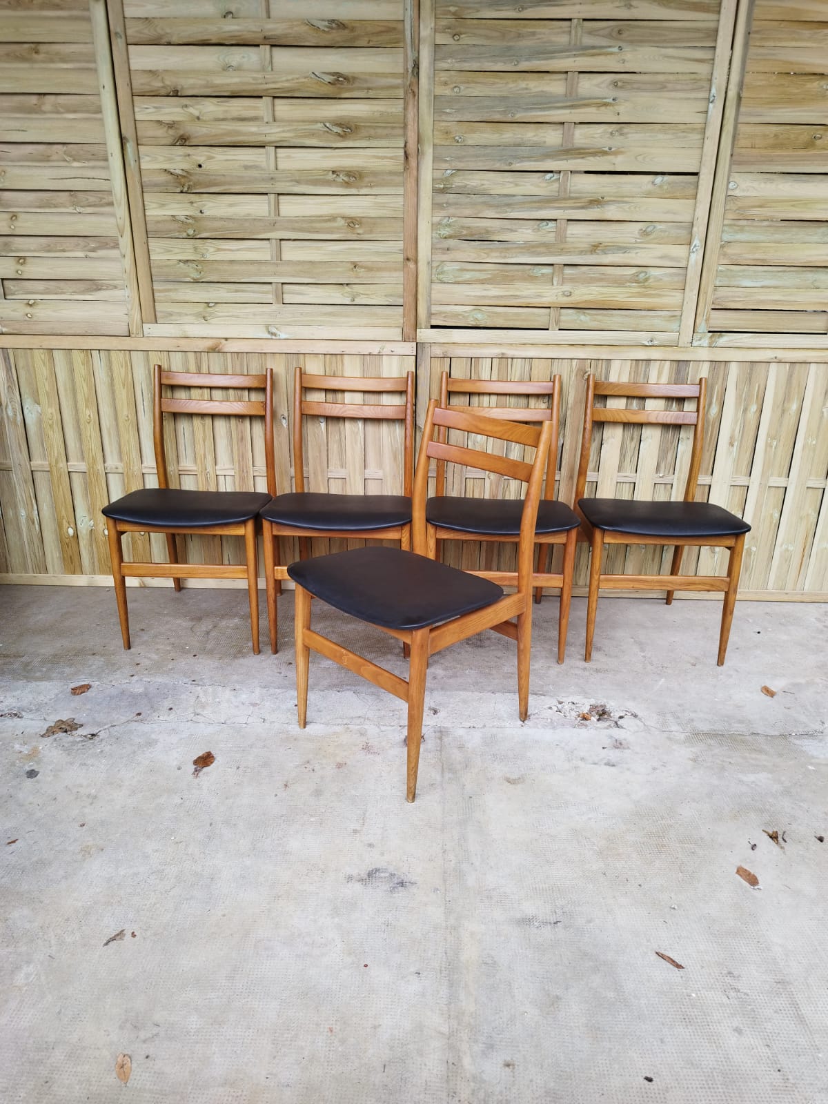 Suite de 5 chaises vintages scandinaves teck 1 simili cuir