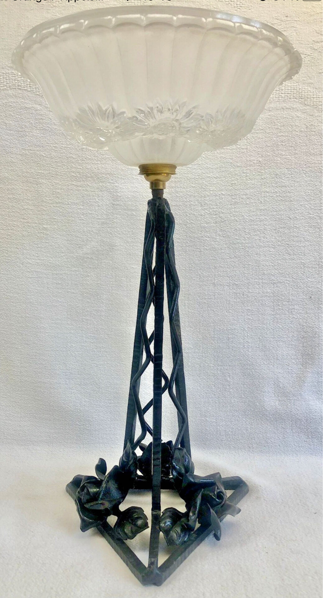 Art Deco wrought iron lamp with 3 rose glass daisies Ezan 1930