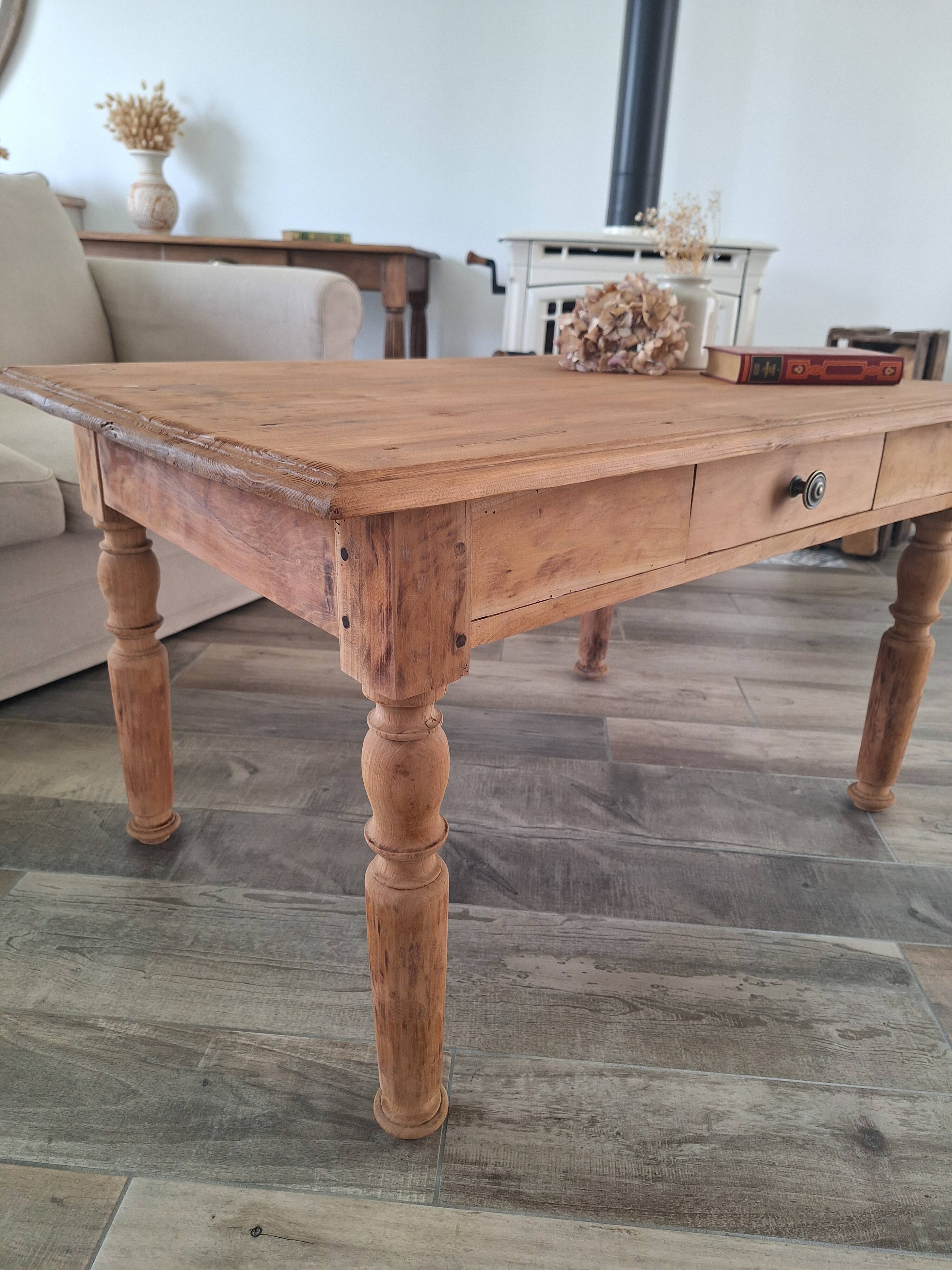 Farmhouse coffee table in solid wood, country style.