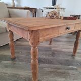 Farmhouse coffee table in solid wood, country style.