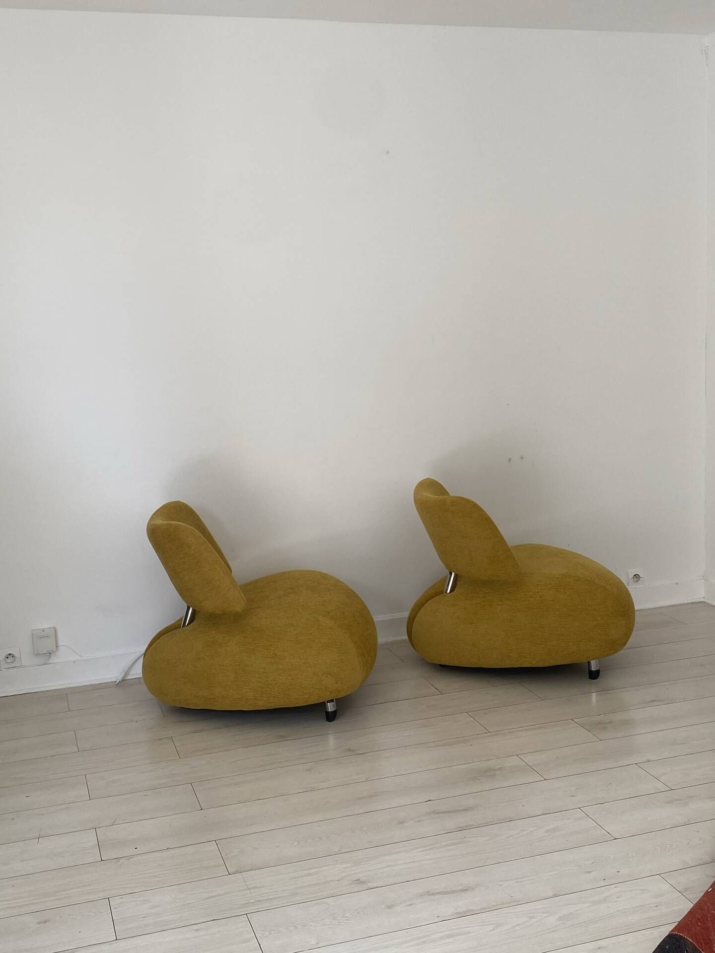 Lot 2 fauteuils Pallone Leolux par Roy de Scheemaker.