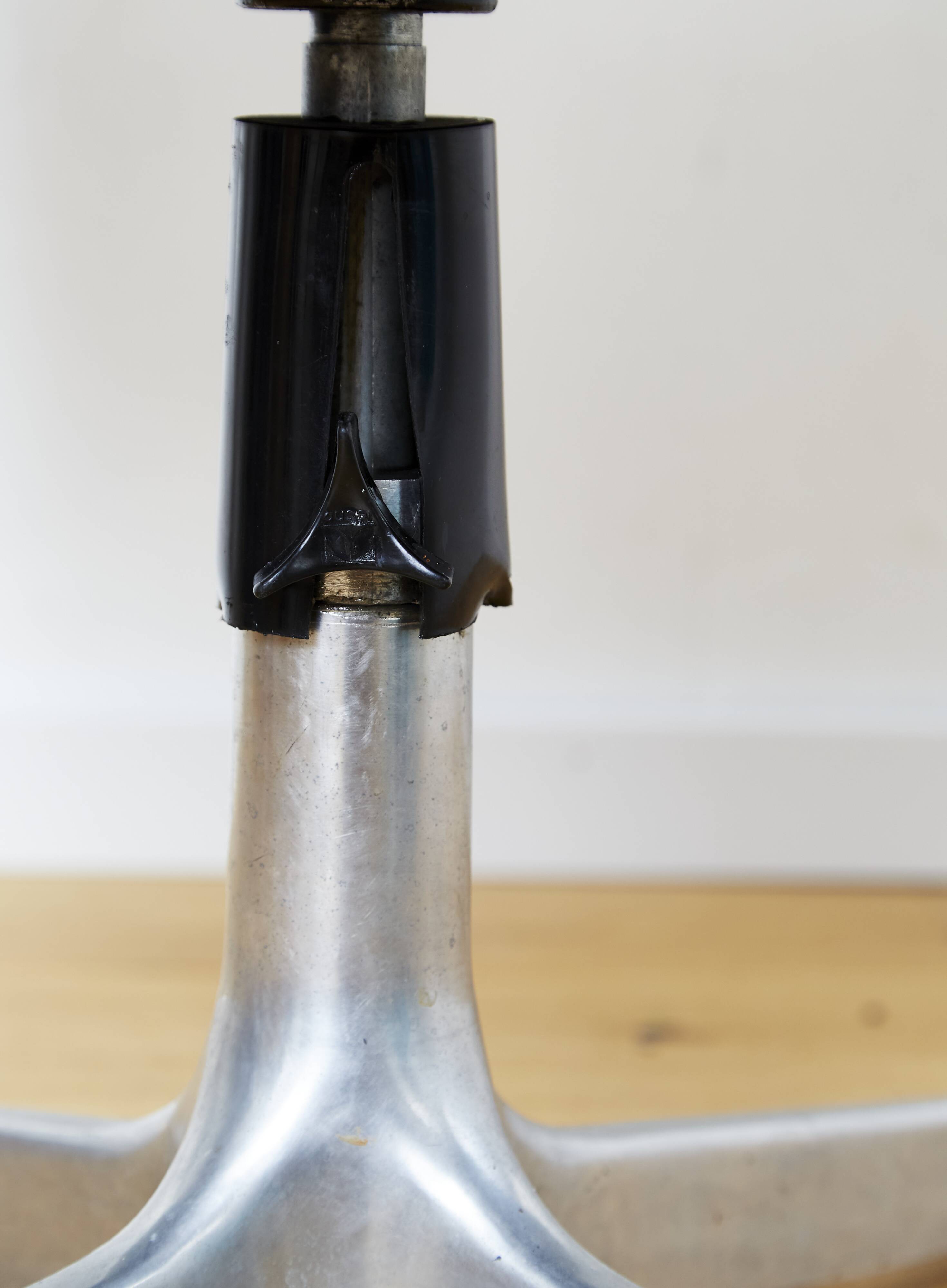 Oswaldo Borsani swivel Chair P125 for Tecno Milano