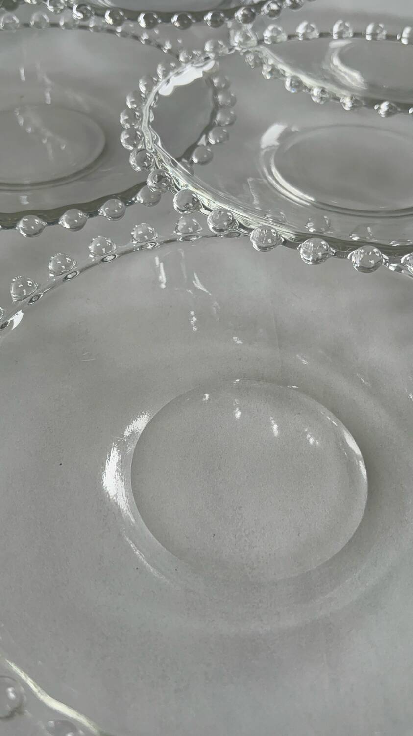 Lot de 8 assiettes dessert en verre transparent – bord perlé – style