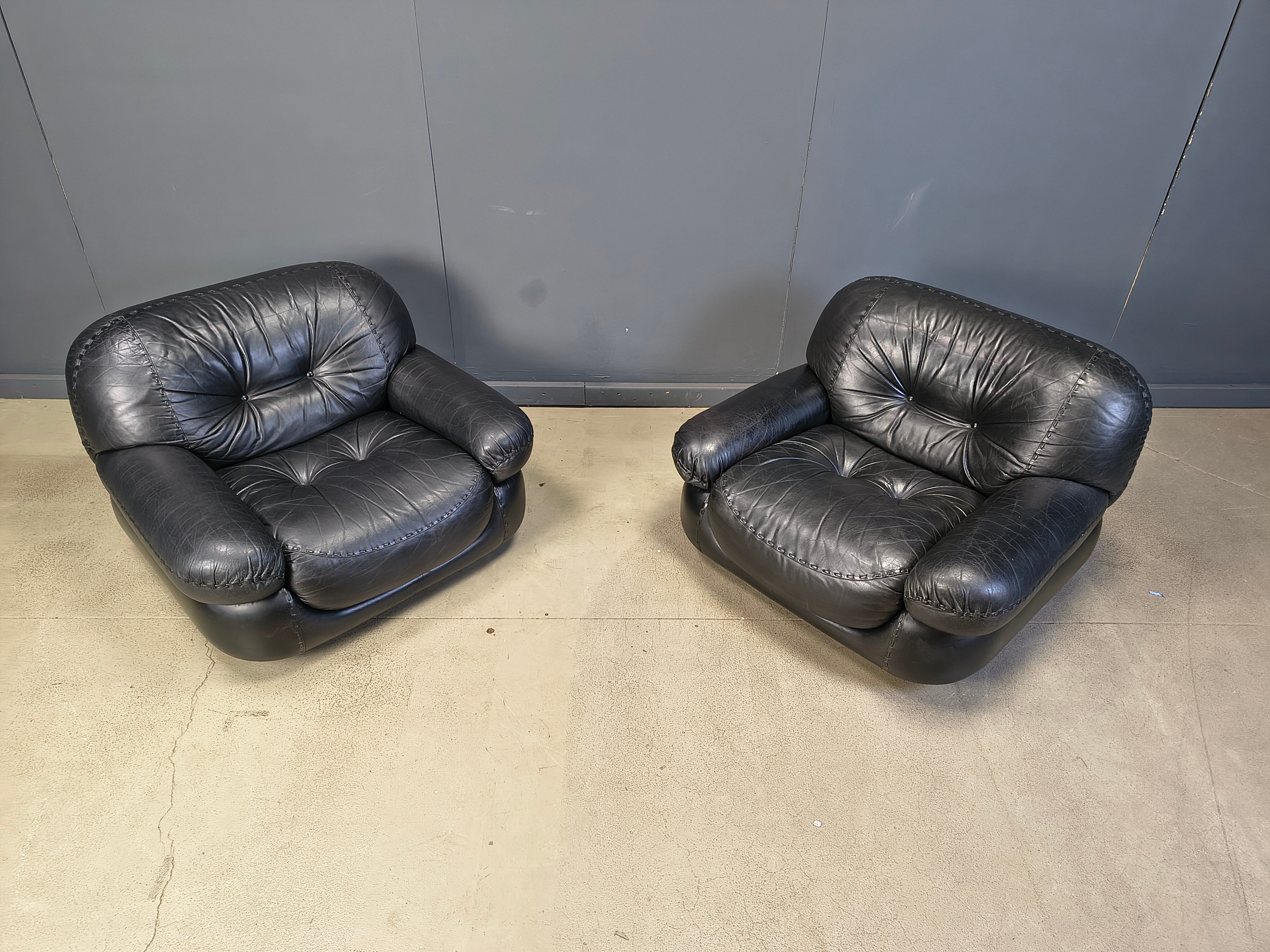 Set of black leather lounge chairs by Sapporo for Mobil Girgi, 1970s