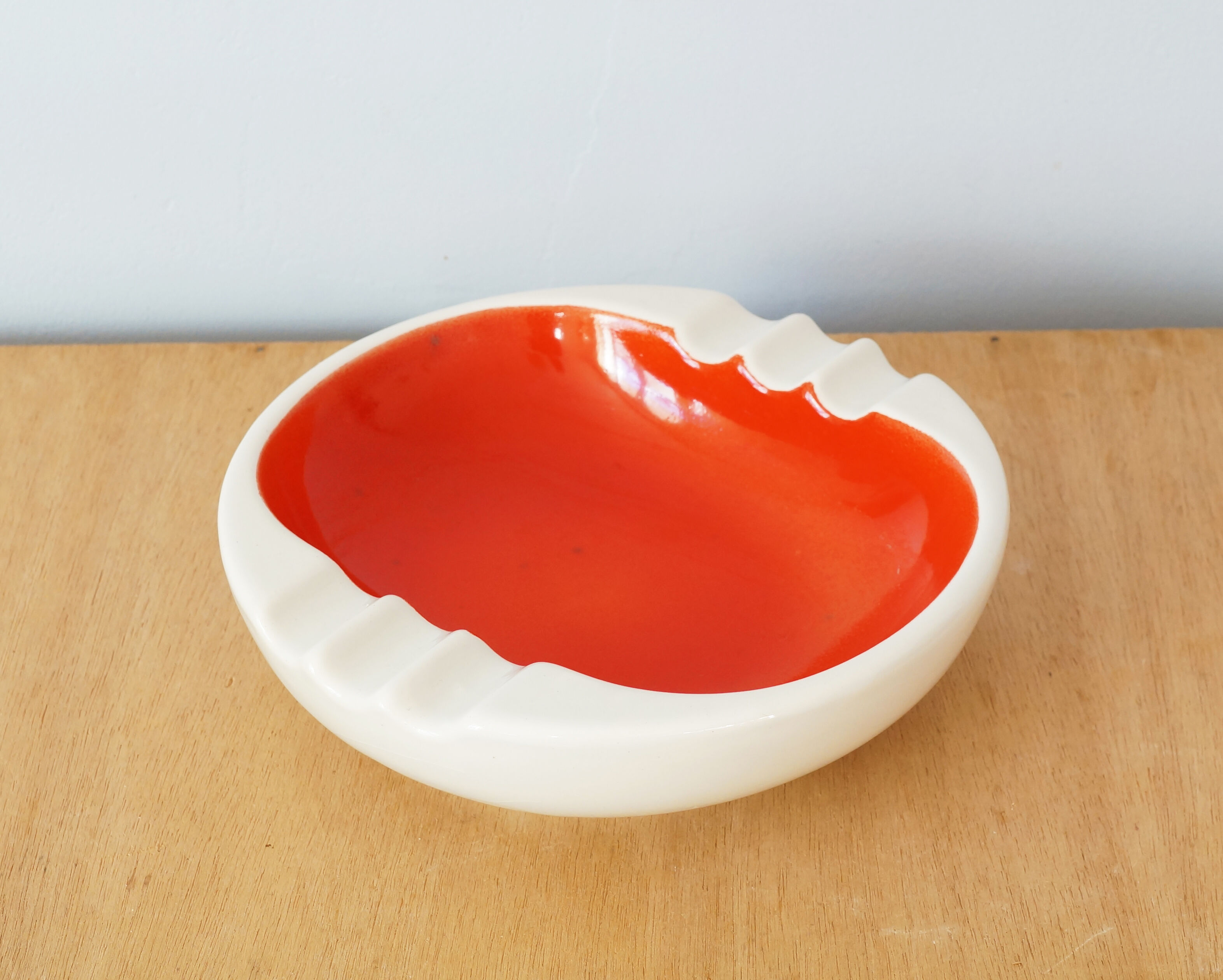 Large hollow ashtray in red and white earthenware, 50s or 60s