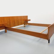 Double bed vintage modernist in teak and black metal from the 1960s with bedside tables.