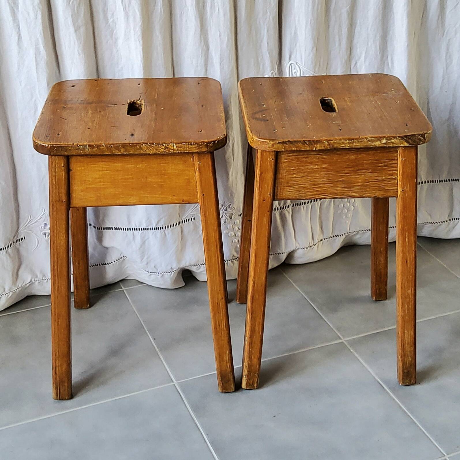 Paire de tabourets de ferme anciens